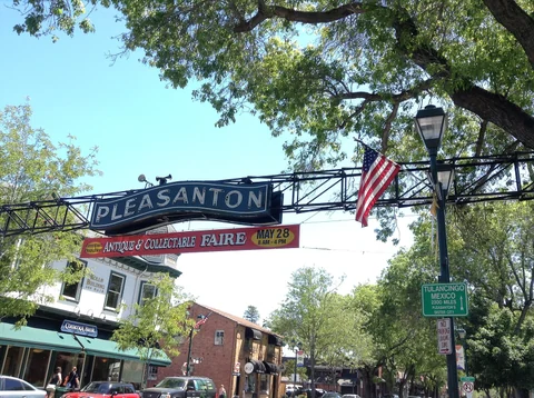 Photograph of Downtown Pleasanton arch